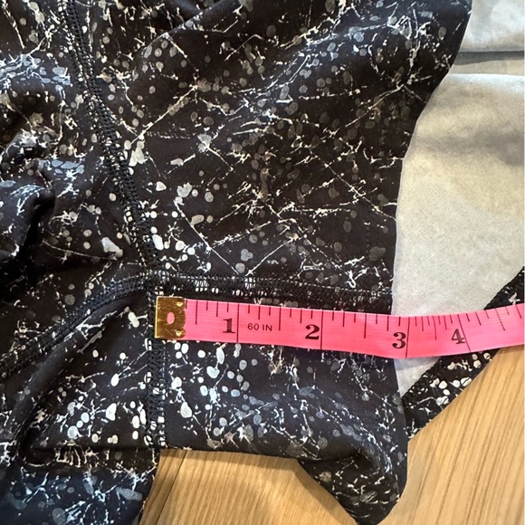 Lululemon *Rare* Find Your Pace Short 3" *Lined
Crinkle Dust Reflective size 10 - Picture 6 of 9